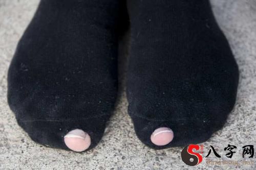 夢見襪子破了腳趾頭露